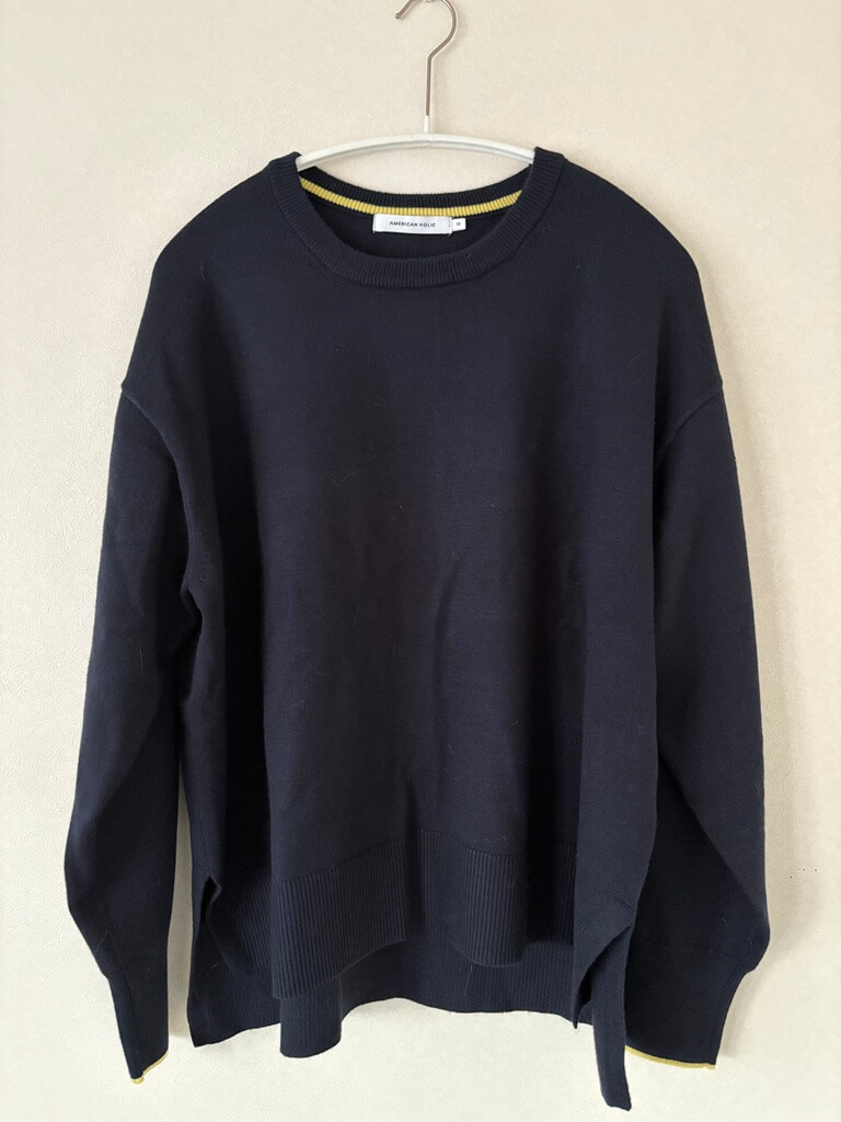 ネイビーのニット