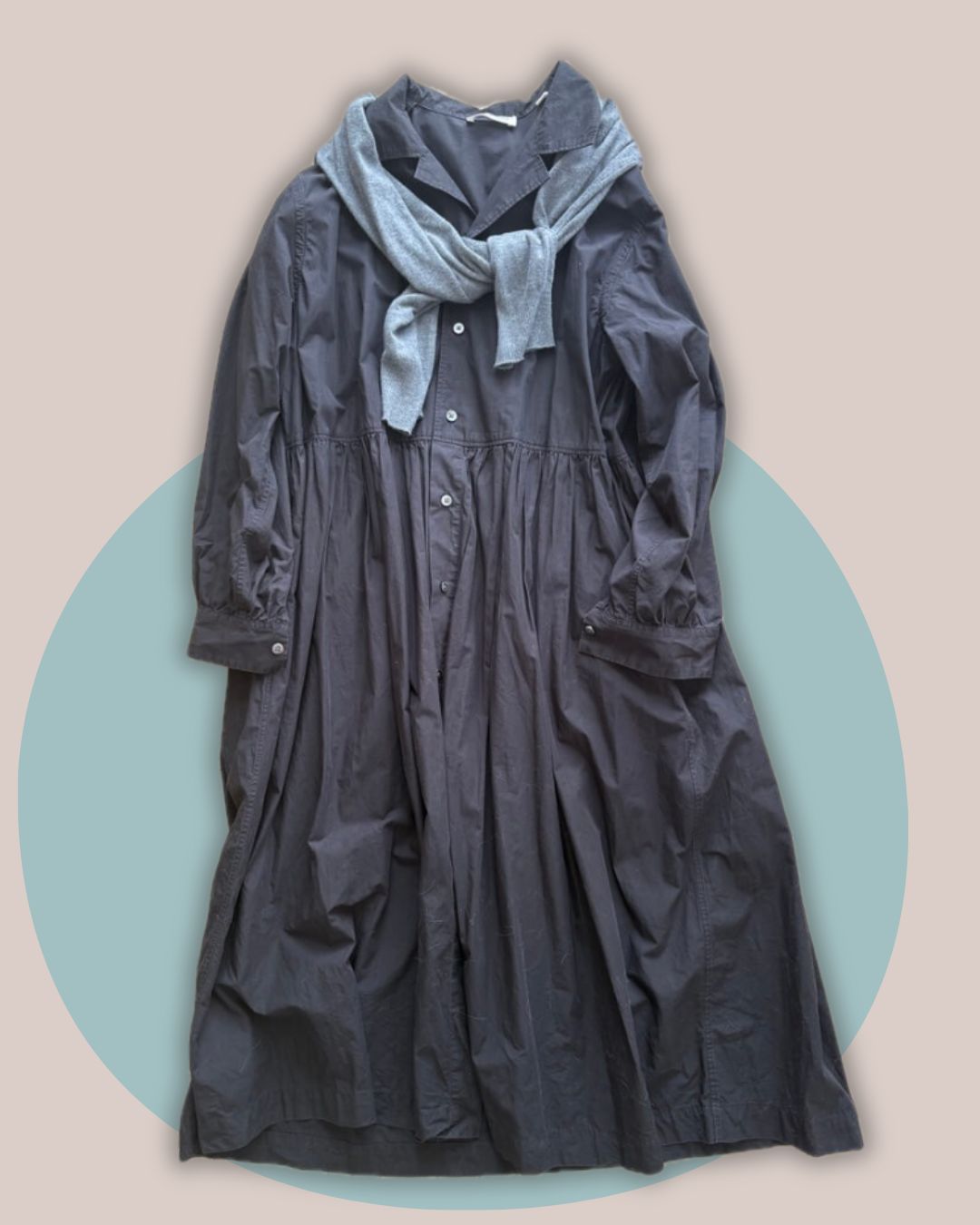 季節の変わり目コーデ 黒シャツワンピと肩掛けニット